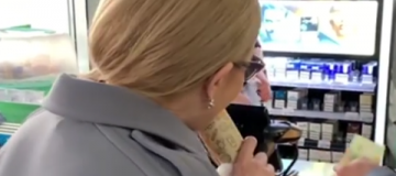 Тимошенко показала, как обедает хот-догами на заправке