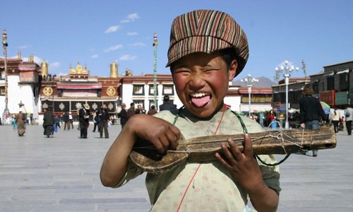Забавное приветствие жителей Тибета