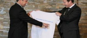 Цукерберг в Москве подарил Медведеву футболку 