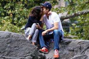Мила Кунис и Эштон Катчер целуются в публичных местах  