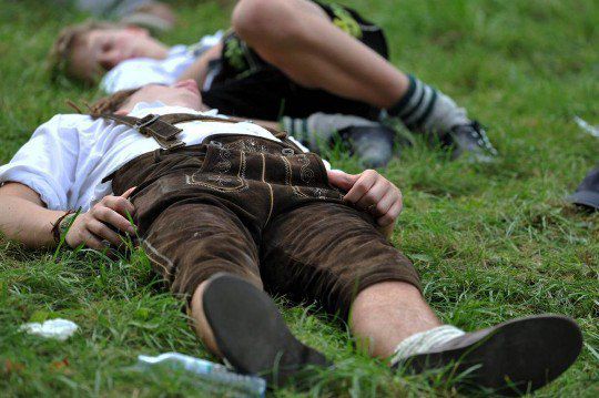 Гости фестиваля «Октоберфест» отдыхают на траве