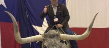 Добкин в Техасе оседлал быка 
