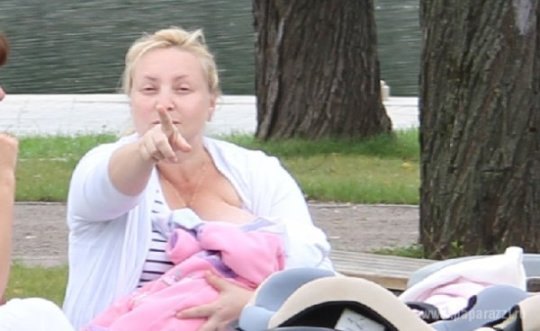 Светлана Пермякова кормит дочь грудью в парке 