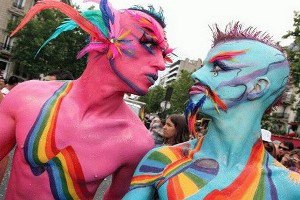 Лесбиянка требует от гея выплатить ей алименты за двоих детей 