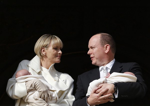 Альбер II и Шарлин Уиттсток с новорожденными близнецами