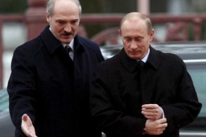 Лукашенко поймал сома в три раза тяжелее щуки Путина 