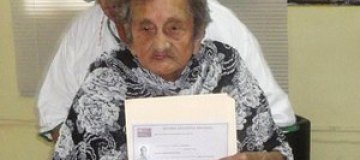 100-летняя мексиканка закончила начальную школу 