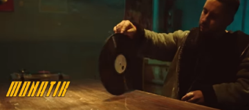 ​В новом видео Монатик устроил танцевальную борьбу за пластинку "Трио Маренич"