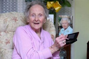 100-летняя бабушка каждый день "режется" в компьютерные игры 