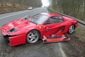 Немец разбил свой Ferrari из-за ежа на дороге