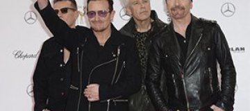 Музыкант "U2" упал со сцены во время концерта