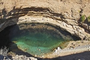 В Омане люди купаются в самой красивой сточной яме мира