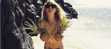 Новый тренд в Instagram: топлес с ананасами
