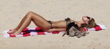 Джоди Гордон вышла на пляж в леопардовом бикини 