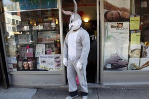 Американцу запретили ходить в костюме зайца