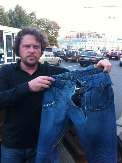 И почему-то разорванные джинсы