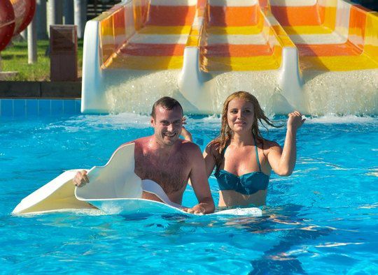 В аквапарк принц Романов и Лена Ряснова заехали после отдыха у родственников девушки