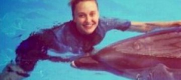 Ева Бушмина поплавала с дельфинами 