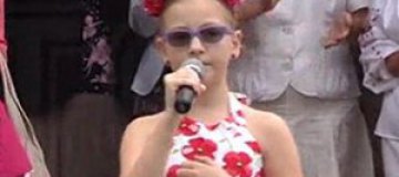Десятилетняя дочь Яценюка спела на последнем звонке в школе