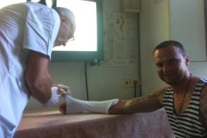 Руслан Квинта сломал руку на футболе 