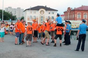 В Харькове милиционеры оседлали голландских фанов 