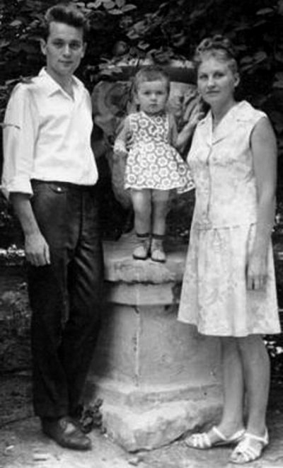 Ирина Билык в детстве с родителями