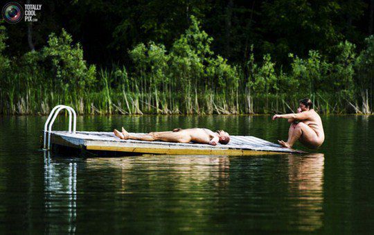 Супруги Грант отдыхают на озере