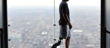 Американец с искусственной ногой покорил 103-й этаж небоскреба 