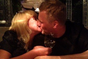 Оксана Пушкина целуется с женихом на публике