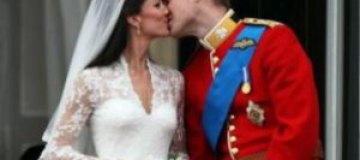 Поцелуй Кейт и Уильяма стал моментом десятилетия