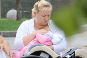 Звезда "Интернов" кормит дочь грудью прямо в парке