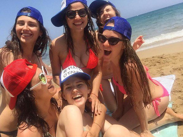 Актриса с подругами на пляжах Санторини