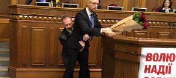 Соцсети бурно отреагировали на скандальный инцидент с Яценюком в Раде (ФОТОЖАБЫ)