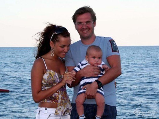 Александр Пономарев с супругой Викторией и маленьким Сашей