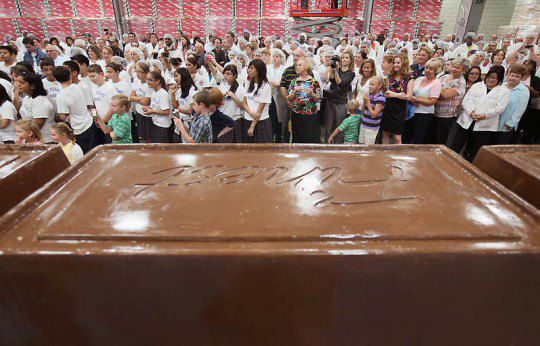 Эта плитка шоколада побила мировой рекорд, обойдя предыдущего «чемпиона» почти на тонну