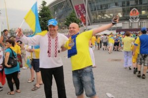 Тягнибок в Донецке размахивал сине-желтым флагом