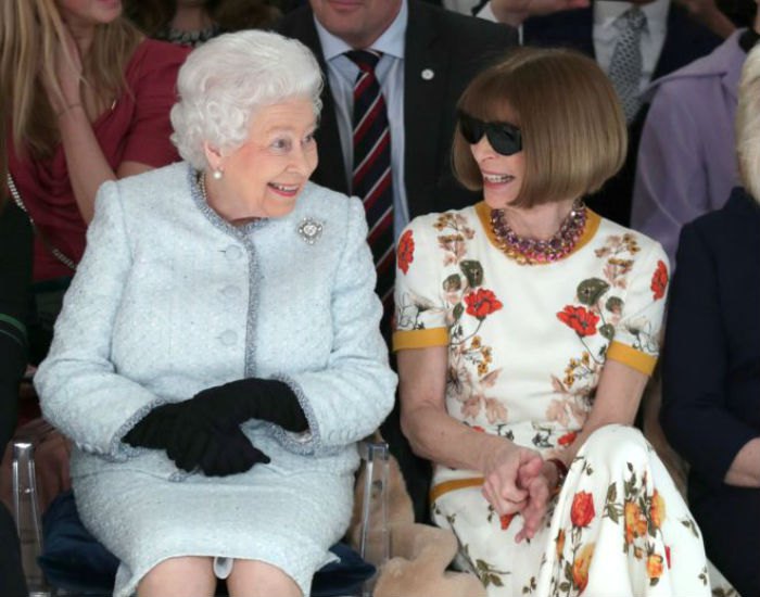 Елизавета II и Анна Винтур в первом ряду на показе дизайнера Ричарда Куинна
