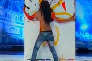 Участница тайского талант-шоу рисовала голой грудью 