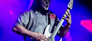 Гитариста "Slipknot" родной брат ударил ножом в затылок