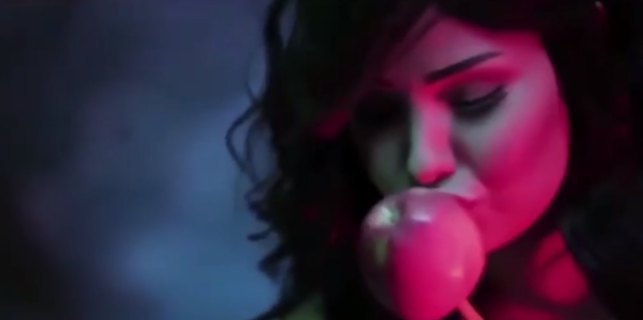 Певица Шима в клипе облизывает фрукты