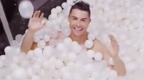 Криштиану Роналду отснял рекламу для своего бренда белья в бассейне с шариками 