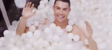 Криштиану Роналду отснял рекламу для своего бренда белья в бассейне с шариками 