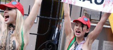 FEMEN отпраздновали отставку Берлускони