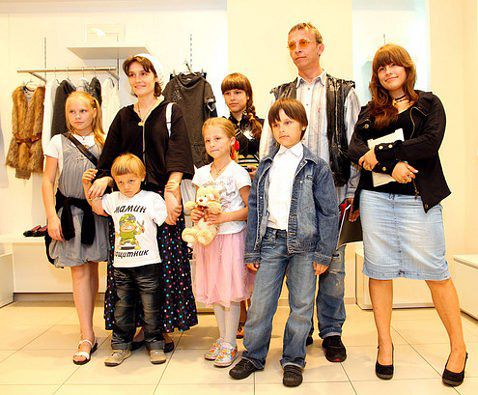 Иван Охлобыстин с женой Оксаной Арбузовой и детьми