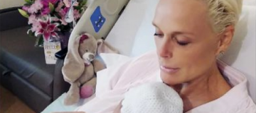54-летняя экс-жена Сталлоне показала новорожденную дочку