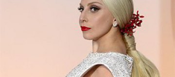 Леди Гага упала на сцене во время концерта в Монако
