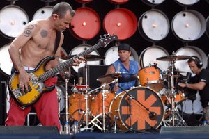 Red Hot Chili Peppers будут медитировать перед концертом