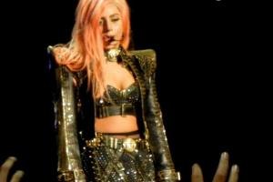 Леди Гага продаст с аукциона платье, измазанное в ее крови