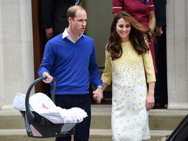 Кейт Миддлтон, принц Уильям с новорожденной принцессой