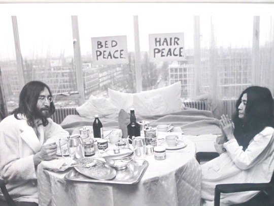 Джон и Йоко во время легендарного &quot;постельного протеста&quot;